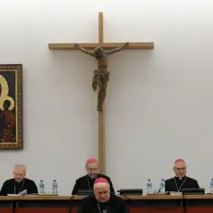 Jak zwracać się do biskupów? Odpowiednie tytuły i zasady grzecznościowe