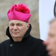 Kiedy biskup przechodzi na emeryturę? Zasady i ciekawostki o rezygnacji